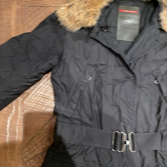 PRADA vintage car coat with fur detachable collar and belt
Nylon/down filling - Picture 3 of 9